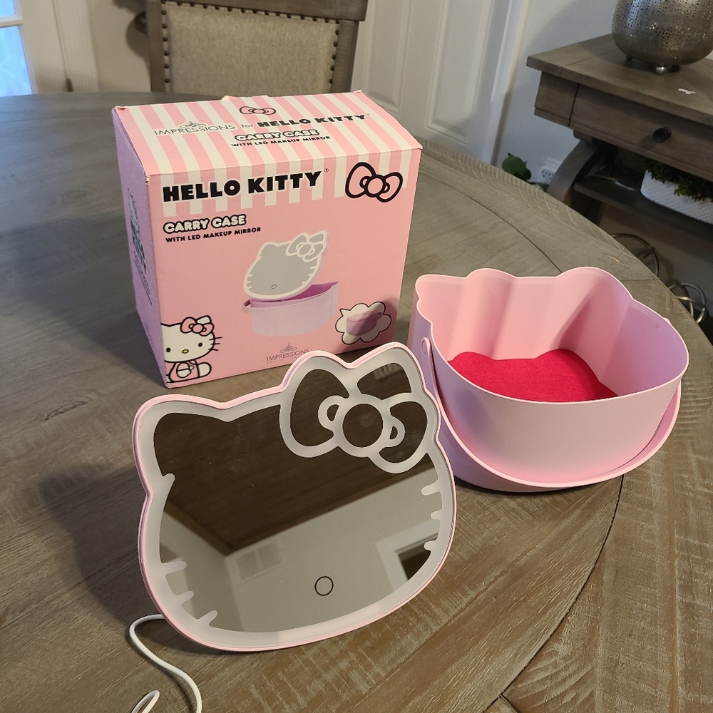 Hello Kitty Pink Carry Case w/ LED Makeup Mirror and Cosmetic Bag Set - Picture 7 of 9